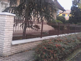 Kovácsoltvasból készült kerítés