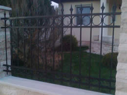 Kovácsoltvas kerítés - egyenes tetejű